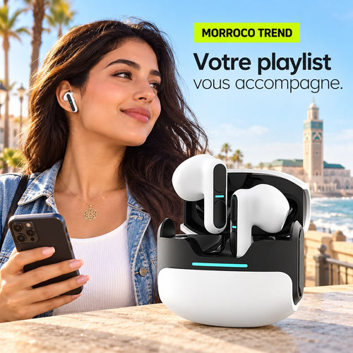 Femme écoutant sa musique avec les écouteurs Langsdom Theta à Casablanca