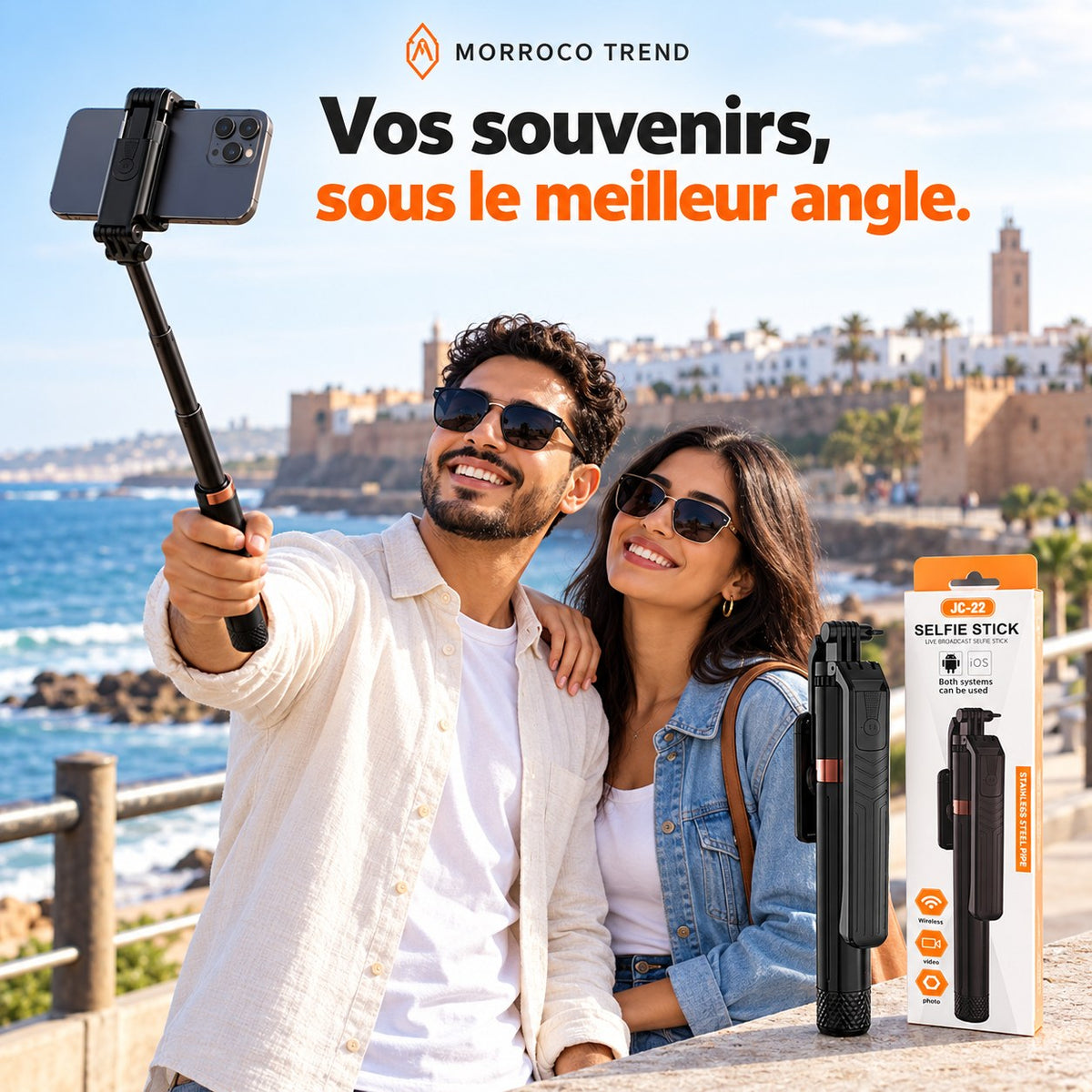 Couple prenant un selfie avec la perche JC-22 au bord de la mer